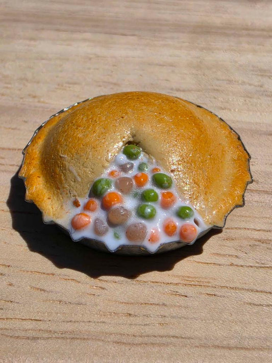 Miniature Chicken Pot Pie Refrigerator Magnet – Polymer Clay Bottlecap Art, Handmade Kitchen Decor, Farmhouse Gift, Comfort Food Magnet